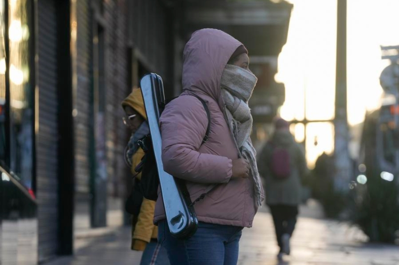 Una mujer camina por una calle, en Montevideo, capital de Uruguay, el 24 de junio de 2025. El gobierno de Uruguay declaró el lunes una "alerta pública" de nivel rojo para personas en situación de calle ante el "frío extremo", lo que permite la "evacuación obligatoria" de indigentes a refugios. (Xinhua/Nicolás Celaya)