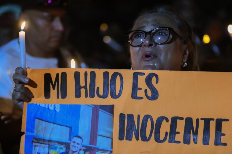Imagen del 2 de abril de 2025 de la familiar de un migrante deportado desde Estados Unidos a El Salvador reaccionando durante una vigilia frente a la Embajada de El Salvador, en Caracas, Venezuela. (Xinhua/Marcos Salgado) 