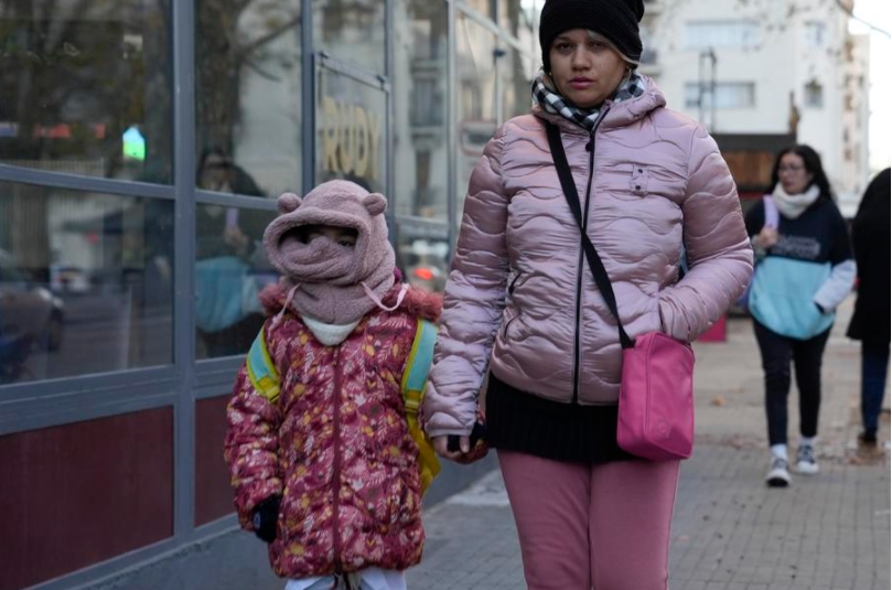 Una mujer y una niña caminan por una calle, en Montevideo, capital de Uruguay, el 24 de junio de 2025. (Xinhua/Nicolás Celaya)