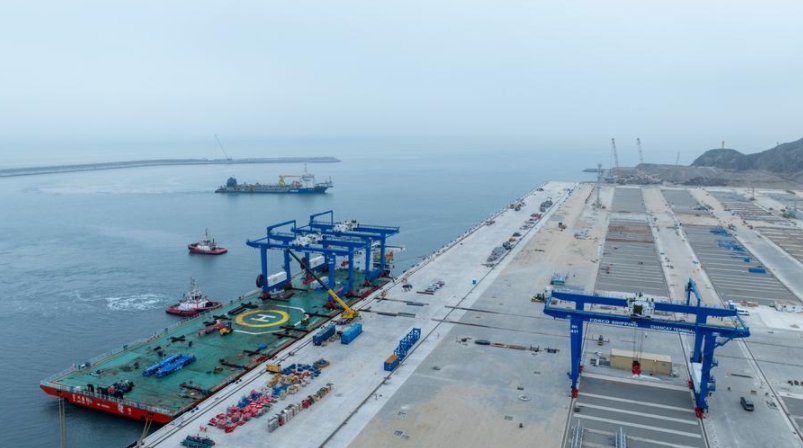 Fotografía tomada con un dron mostrando una vista del área de operaciones de un muelle en el puerto de Chancay, Perú, el 21 de junio de 2024. (Xinhua/Li Muzi)