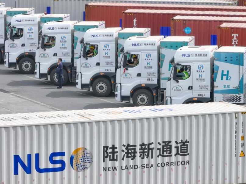 Camiones pesados propulsados por hidrógeno esperando la salida del puerto seco del Nuevo Corredor Internacional de Comercio Terrestre-Marino en Chongqing, en el suroeste de China, el 14 de abril de 2025. (Xinhua/Tang Yi)