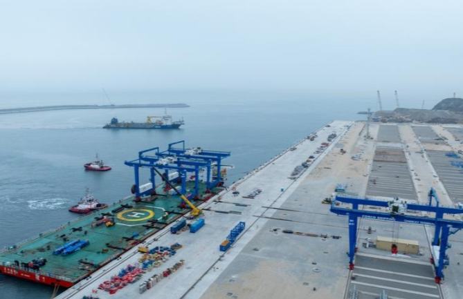 Ruta de carga intermodal terrestre-marina conecta oeste de China, sin salida al mar, con América del Sur