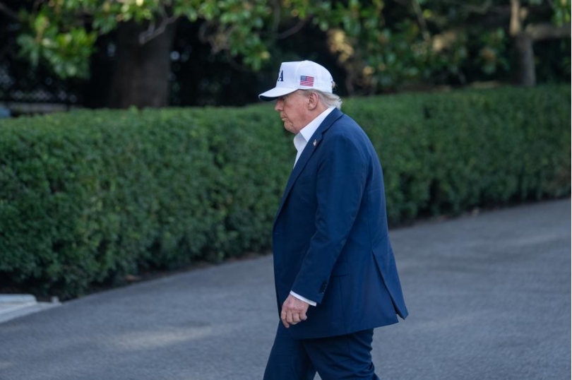 Imagen del 6 de julio de 2025 del presidente estadounidense, Donald Trump, caminando a su regreso a la Casa Blanca, en Washington, D.C., Estados Unidos. (Xinhua/Hu Yousong)
