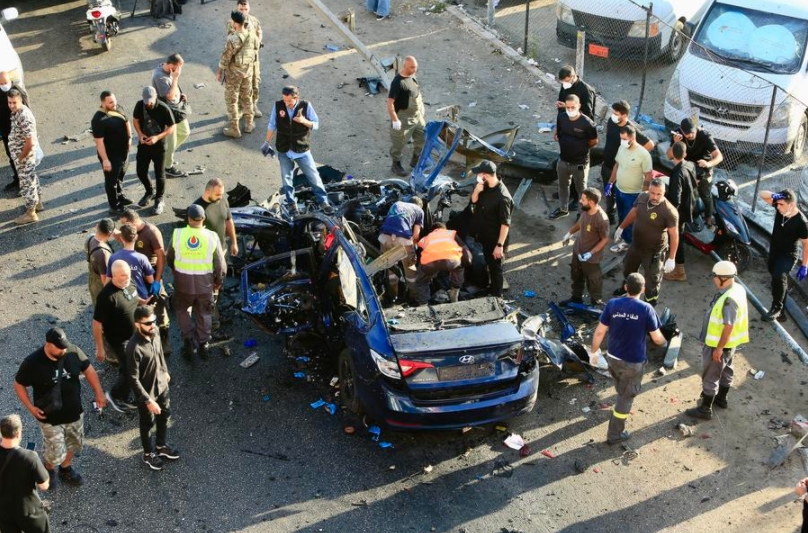Imagen del 3 de julio de 2025 de un automóvil destruido en un ataque israelí con dron, en Khaldeh, Líbano. (Xinhua/Ali Hashisho)