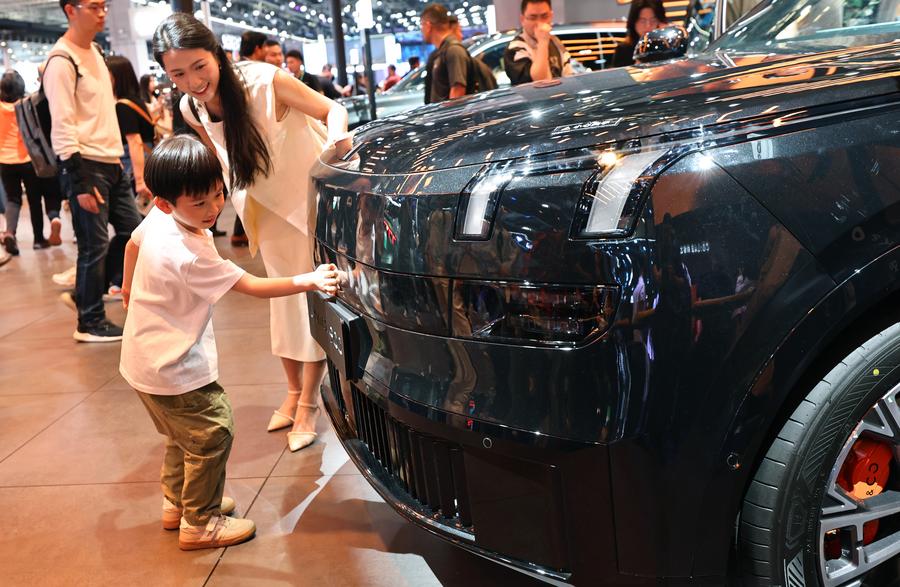 Un niño aprecia un automóvil Lynk & Co en la 21ª Exposición Internacional de la Industria Automotriz en Shanghai, en el este de China, el 25 de abril de 2025. (Xinhua/Fang Zhe)