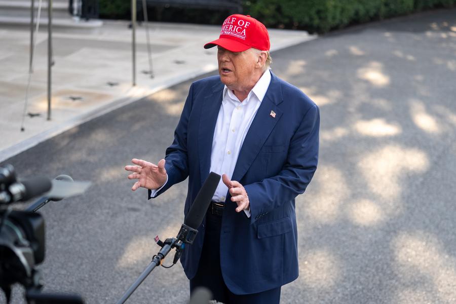 Imagen del 1 de julio de 2025 del presidente estadounidense, Donald Trump, hablando con la prensa en la Casa Blanca, en Washington D. C., Estados Unidos. (Xinhua/Hu Yousong)