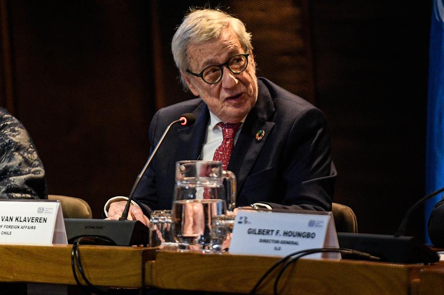Imagen del 30 de abril de 2024 del ministro de Relaciones Exteriores de Chile, Alberto van Klaveren, pronunciando un discurso durante la inauguración del seminario de alto nivel "Hacia la Segunda Cumbre Mundial sobre Desarrollo Social: ampliar los esfuerzos mundiales para la consecución de la Agenda 2030" en la sede de la Comisión Económica para América Latina y el Caribe, en Santiago, capital de Chile. (Xinhua/Jorge Villegas) 