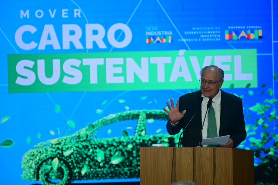 El vicepresidente brasileño, Geraldo Alckmin, habla durante el anuncio de lanzamiento del proyecto "Automóvil Sostenible", en el Palacio de Planalto, en Brasilia, Brasil, el 10 de julio de 2025. (Xinhua/Lucio Tavora)