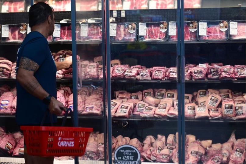 Un hombre compra carne en un mercado, en Brasilia, capital de Brasil, el 12 de julio de 2025. (Xinhua/Lucio Tavora)