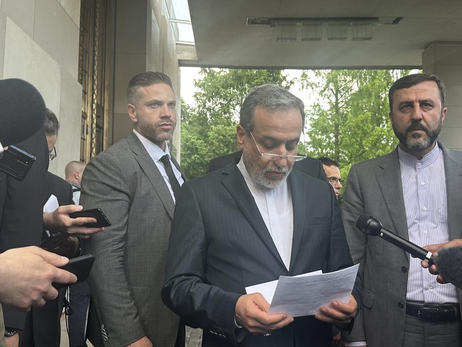 Imagen tomada con un teléfono móvil el 20 de junio de 2025 del ministro de Relaciones Exteriores iraní, Seyed Abbas Araghchi (c), reuniéndose con los medios de comunicación, en Ginebra, Suiza. (Xinhua/Wang Qibing) 