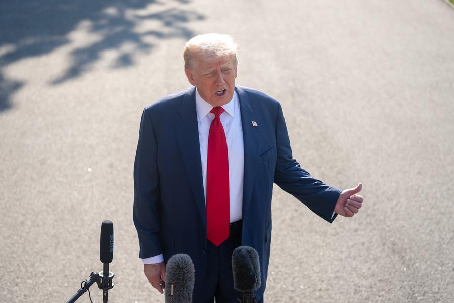 El presidente estadounidense, Donald Trump, habla ante reporteros previo a su partida hacia Reino Unido, en la Casa Blanca, en Washington D. C., Estados Unidos, el 25 de julio de 2025. (Xinhua/Hu Yousong)