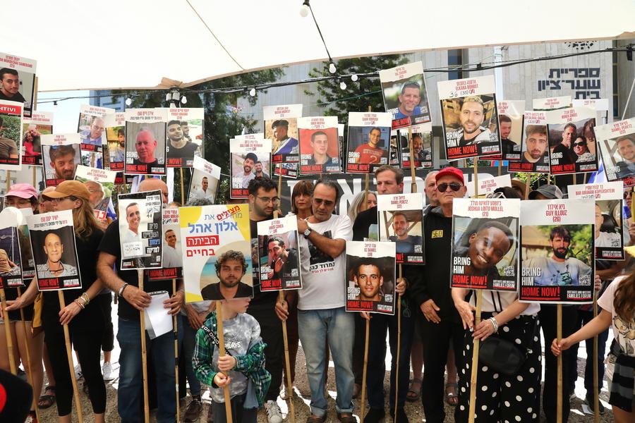 Imagen del 18 de abril de 2025 de familiares de israelíes retenidos como rehenes en Gaza ofreciendo una conferencia de prensa en una plaza, en Tel Aviv, Israel. (Xinhua/Gideon Markowicz/JINI) 