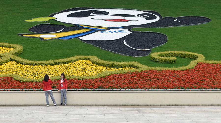 Voluntarios toman fotografías en el Centro Nacional de Exposiciones y Convenciones de Shanghai, sede principal de la VII Exposición Internacional de Importaciones de China (CIIE, por sus siglas en inglés), en Shanghai, en el este de China, el 10 de noviembre de 2024. (Xinhua/Xu Liang) 