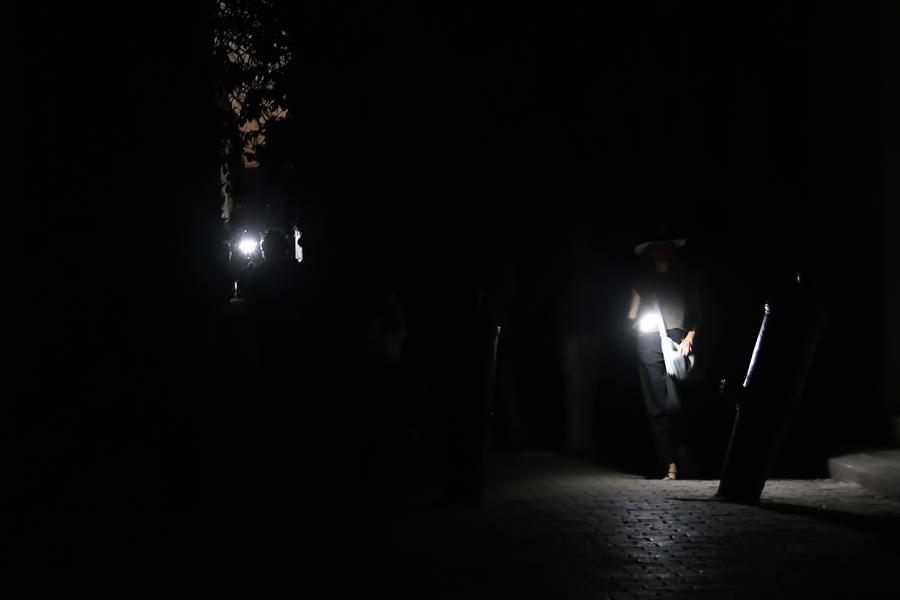 Imagen del 15 de marzo de 2025 de personas caminando por una calle a oscuras después de un fallo en el suministro eléctrico, en La Habana, capital de Cuba. (Xinhua/Joaquín Hernández) 