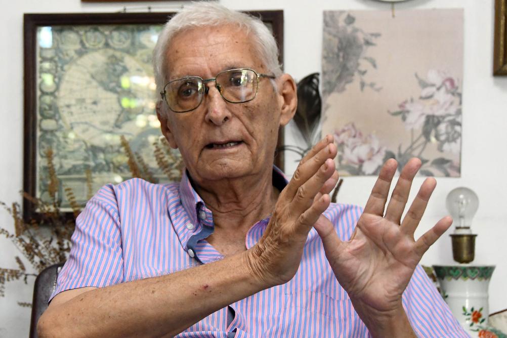 Imagen del 12 de agosto de 2025 del académico cubano, José Luis Robaina, considerado uno de los principales expertos cubanos en asuntos asiáticos, hablando durante una entrevista con la Agencia de Noticias Xinhua, en La Habana, capital de Cuba. El desempeño internacional de China ha sido conceptualizado como un modelo de "paz y multilateralismo" por el veterano sinólogo cubano José Luis Robaina que, en tres diferentes etapas, vivió desde Beijing los sucesos más trascendentes de la historia moderna china. (Xinhua/Joaquín Hernández)