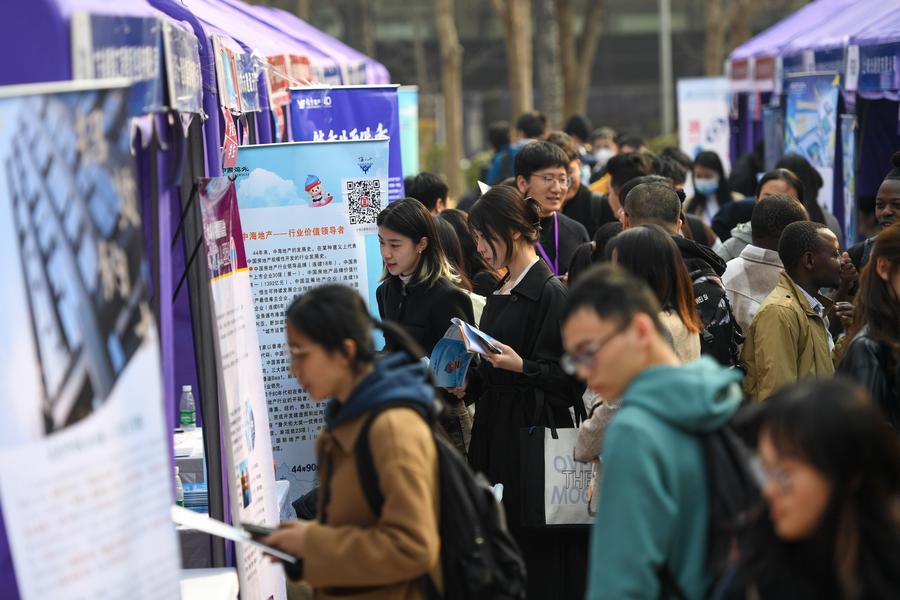 Estudiantes asisten a una feria de empleo en la Universidad Tsinghua en Beijing, capital de China, el 15 de marzo de 2024. (Xinhua/Ju Huanzong)