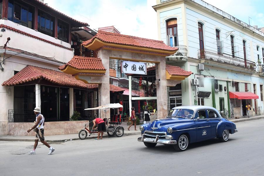 Un automóvil antiguo circula por una calle frente al pórtico del Barrio Chino de La Habana en el marco de la celebración del 65º aniversario del establecimiento de relaciones diplomáticas entre China y Cuba, en La Habana, capital de Cuba, el 24 de septiembre de 2025. (Xinhua/Joaquín Hernández)