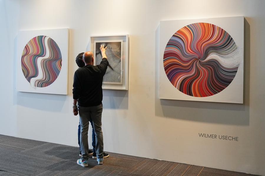 Imagen del 24 de septiembre de 2025 de personas observando una obra de arte en la Feria Internacional de Arte de Bogotá ARTBO, en Bogotá, capital de Colombia. (Xinhua/Andrés Moreno)