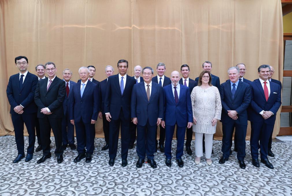 El primer ministro chino, Li Qiang, posa para una fotografía grupal con participantes antes de su reunión con organizaciones amigas en Estados Unidos al margen del debate general del 80° período de sesiones de la Asamblea General de las Naciones Unidas, en Nueva York, Estados Unidos, el 25 de septiembre de 2025. (Xinhua/Wang Ye)
