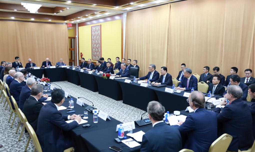 El primer ministro chino, Li Qiang, se reúne con organizaciones amigas en Estados Unidos al margen del debate general del 80° período de sesiones de la Asamblea General de las Naciones Unidas, en Nueva York, Estados Unidos, el 25 de septiembre de 2025. (Xinhua/Ding Haitao)