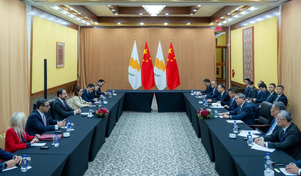  El primer ministro chino, Li Qiang, se reúne con el presidente chipriota, Nikos Christodoulides, al margen del debate general del 80º período de sesiones de la Asamblea General de las Naciones Unidas, en Nueva York, Estados Unidos, el 25 de septiembre de 2025. (Xinhua/Zhai Jianlan) 