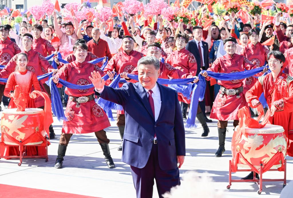 El presidente chino, Xi Jinping, también secretario general del Comité Central del Partido Comunista de China (PCCh) y presidente de la Comisión Militar Central, saluda a la multitud que se ha reunido para darle una cálida despedida en el Aeropuerto Internacional Tianshan de Urumqi, en la región autónoma uygur de Xinjiang, en el noroeste de China, el 25 de septiembre de 2025. Xi partió el jueves de la región autónoma uygur de Xinjiang hacia Beijing tras asistir a los actos conmemorativos con motivo del 70º aniversario de la fundación de la región autónoma. (Xinhua/Shen Hong)  