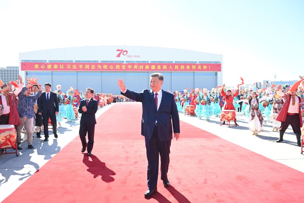  El presidente chino, Xi Jinping, también secretario general del Comité Central del Partido Comunista de China (PCCh) y presidente de la Comisión Militar Central, saluda a la multitud que se ha reunido para darle una cálida despedida en el Aeropuerto Internacional Tianshan de Urumqi, en la región autónoma uygur de Xinjiang, en el noroeste de China, el 25 de septiembre de 2025. Xi partió el jueves de la región autónoma uygur de Xinjiang hacia Beijing tras asistir a los actos conmemorativos con motivo del 70º aniversario de la fundación de la región autónoma. (Xinhua/Xie Huanchi) 