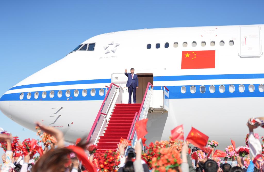 El presidente chino, Xi Jinping, también secretario general del Comité Central del Partido Comunista de China (PCCh) y presidente de la Comisión Militar Central, saluda a la multitud que se ha reunido para darle una cálida despedida en el Aeropuerto Internacional Tianshan de Urumqi, en la región autónoma uygur de Xinjiang, en el noroeste de China, el 25 de septiembre de 2025. Xi partió el jueves de la región autónoma uygur de Xinjiang hacia Beijing tras asistir a los actos conmemorativos con motivo del 70º aniversario de la fundación de la región autónoma. (Xinhua/Li Yan)