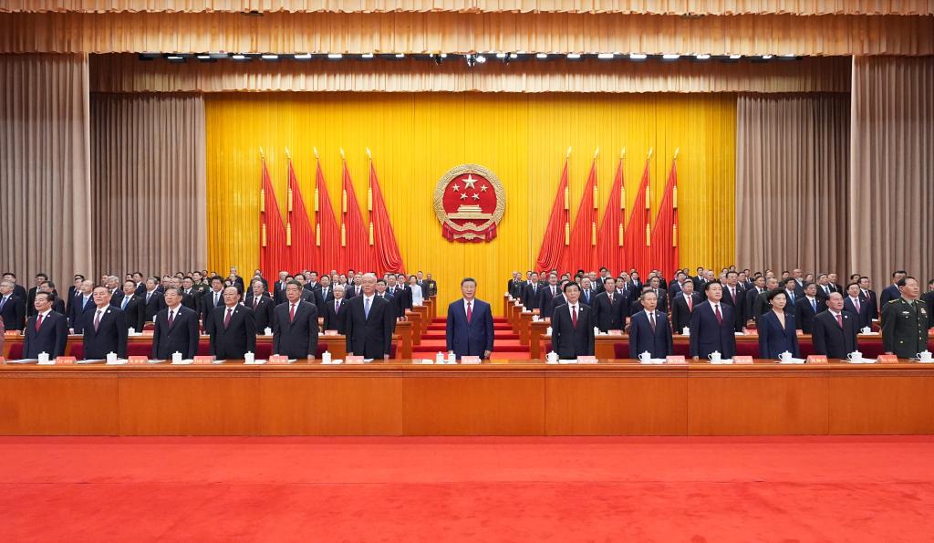 El presidente chino, Xi Jinping, también secretario general del Comité Central del Partido Comunista de China (PCCh) y presidente de la Comisión Militar Central, asiste a una gran reunión con motivo del 70º aniversario de fundación de la región autónoma uygur de Xinjiang, en Urumqi, la capital regional, en el noroeste de China, el 25 de septiembre de 2025. Wang Huning, presidente del Comité Nacional de la Conferencia Consultiva Política del Pueblo Chino (CCPPCh) y líder de la delegación central, asistió al evento y pronunció un discurso. Cai Qi, director de la Oficina General del Comité Central del PCCh, también estuvo presente en la reunión. Tanto Wang como Cai son miembros del Comité Permanente del Buró Político del Comité Central del PCCh. (Xinhua/Xie Huanchi) 
