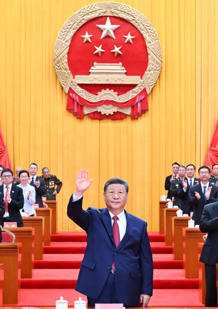  El presidente chino, Xi Jinping, también secretario general del Comité Central del Partido Comunista de China (PCCh) y presidente de la Comisión Militar Central, asiste a una gran reunión con motivo del 70º aniversario de fundación de la región autónoma uygur de Xinjiang, en Urumqi, la capital regional, en el noroeste de China, el 25 de septiembre de 2025. (Xinhua/Yan Yan)