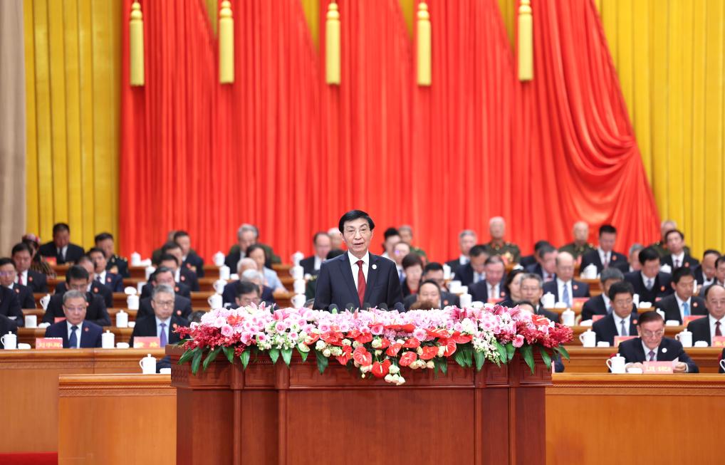  Wang Huning, miembro del Comité Permanente del Buró Político del Comité Central del Partido Comunista de China, presidente del Comité Nacional de la Conferencia Consultiva Política del Pueblo Chino y líder de la delegación central, pronuncia un discurso en una gran reunión con motivo del 70º aniversario de fundación de la región autónoma uygur de Xinjiang, en Urumqi, la capital regional, en el noroeste de China, el 25 de septiembre de 2025. (Xinhua/Yao Dawei)
