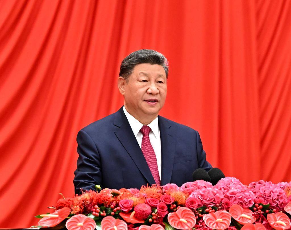  El presidente chino, Xi Jinping, también secretario general del Comité Central del Partido Comunista de China y presidente de la Comisión Militar Central, pronuncia un importante discurso en una recepción para conmemorar el 76º aniversario de la fundación de la República Popular China, en el Gran Palacio del Pueblo, en Beijing, capital de China, el 30 de septiembre de 2025. (Xinhua/Yan Yan)