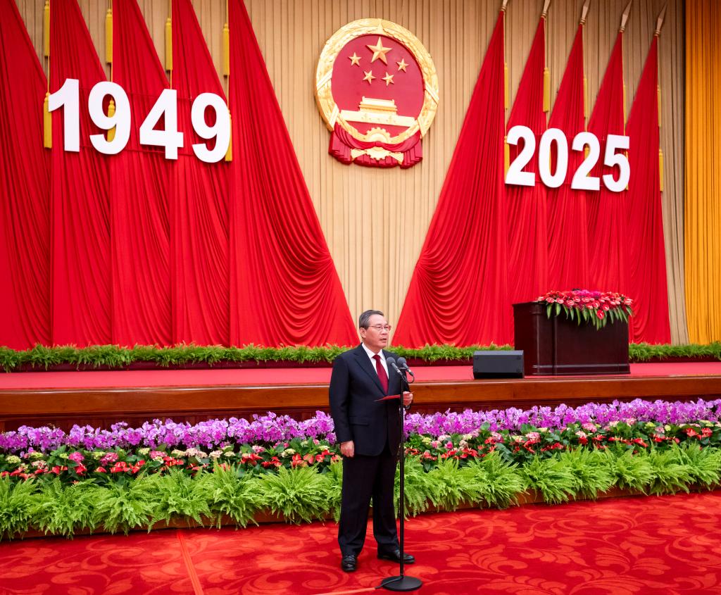 Los líderes del Partido Comunista de China y del Estado Xi Jinping, Li Qiang, Zhao Leji, Wang Huning, Cai Qi, Ding Xuexiang, Li Xi y Han Zheng asisten a una recepción para conmemorar el 76º aniversario de la fundación de la República Popular China junto con invitados chinos y extranjeros, en el Gran Palacio del Pueblo, en Beijing, capital de China, el 30 de septiembre de 2025. (Xinhua/Xie Huanchi)