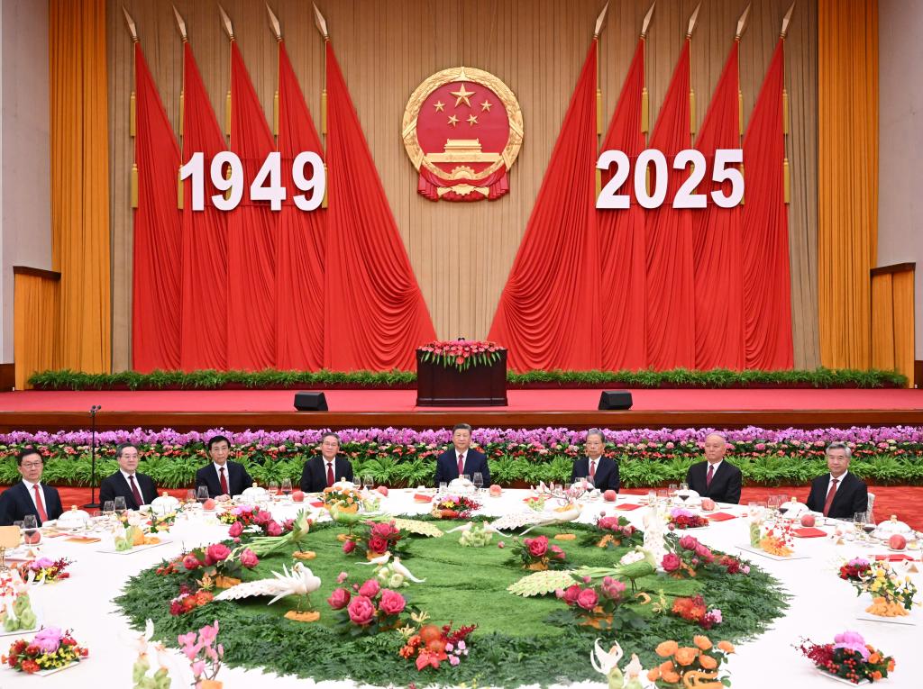 El primer ministro chino, Li Qiang, también miembro del Comité Permanente del Buró Político del Comité Central del Partido Comunista de China, preside una recepción para conmemorar el 76º aniversario de la fundación de la República Popular China, en el Gran Palacio del Pueblo, en Beijing, capital de China, el 30 de septiembre de 2025. (Xinhua/Zhai Jianlan) 
