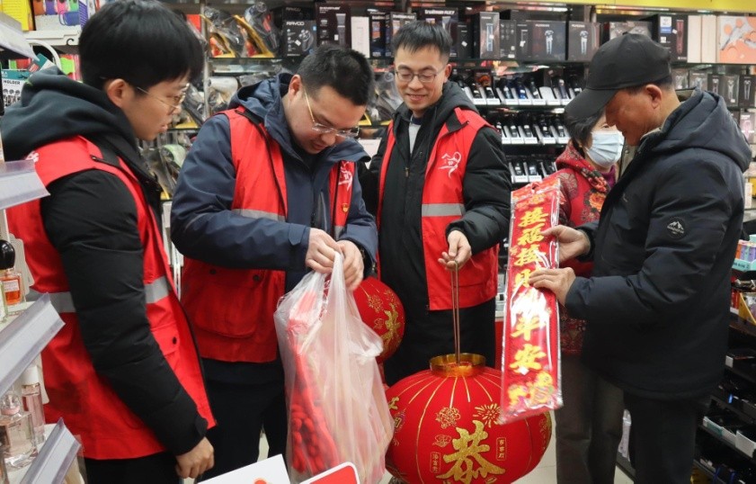 Voluntarios acompañan a personas mayores que viven solas en un viaje de compras por el Festival de Primavera en la comunidad de Xiapu, Ningbo, provincia de Zhejiang, 27 de enero del 2025. (Foto: Ye Zhengwei)
