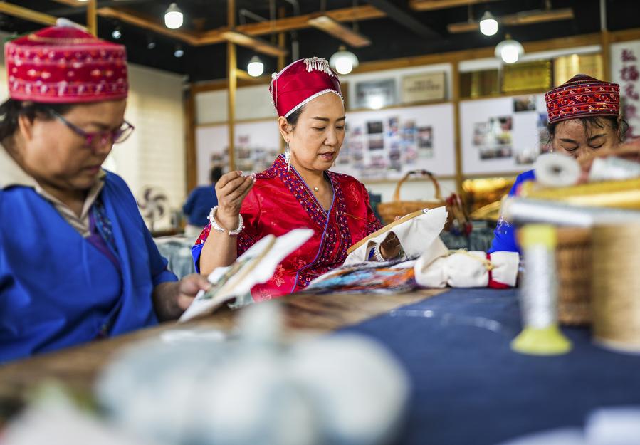Consejera de Estado china insta a impulsar causa de las mujeres