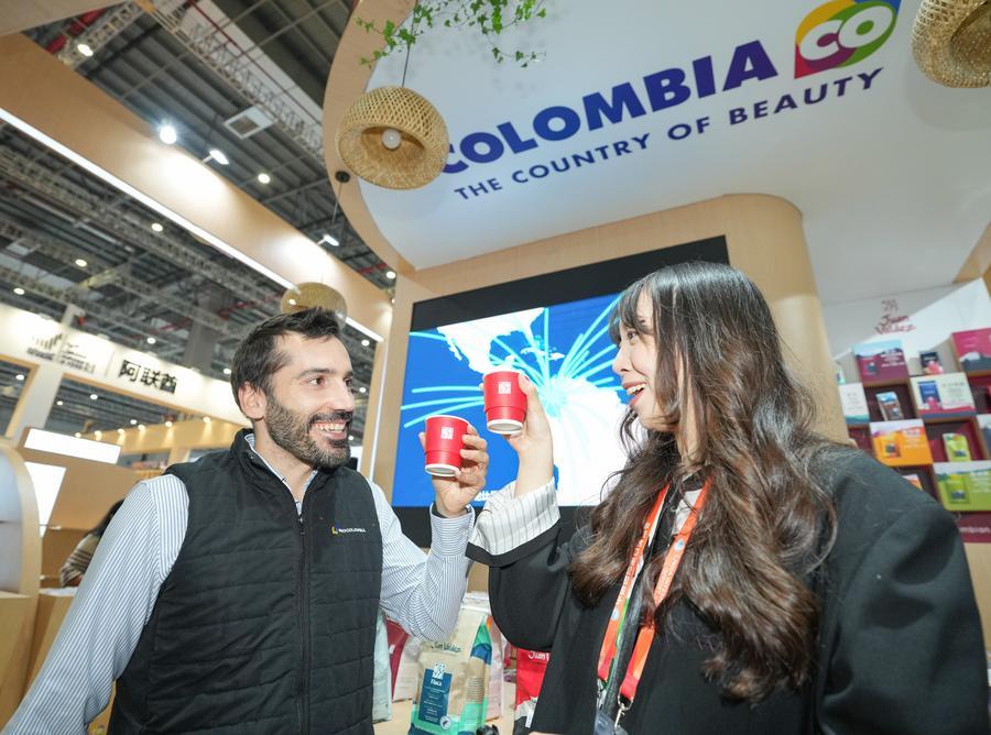 Un expositor (i) y una periodista degustan café en el Pabellón de Colombia durante la VIII Exposición Internacional de Importaciones de China (CIIE, por sus siglas en inglés), en Shanghai, en el este de China, el 5 de noviembre de 2025. (Xinhua/Ren Pengfei) 