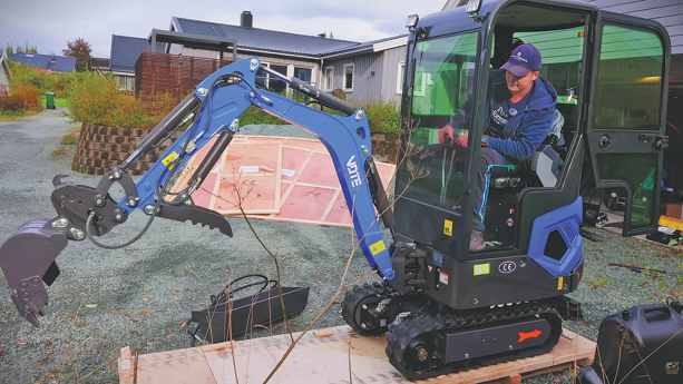 Una captura de pantalla de un video subido por el YouTuber noruego Frengen lo presenta probando una mini excavadora que compró por menos de 2,000 dólares en el mercado internacional de Alibaba.