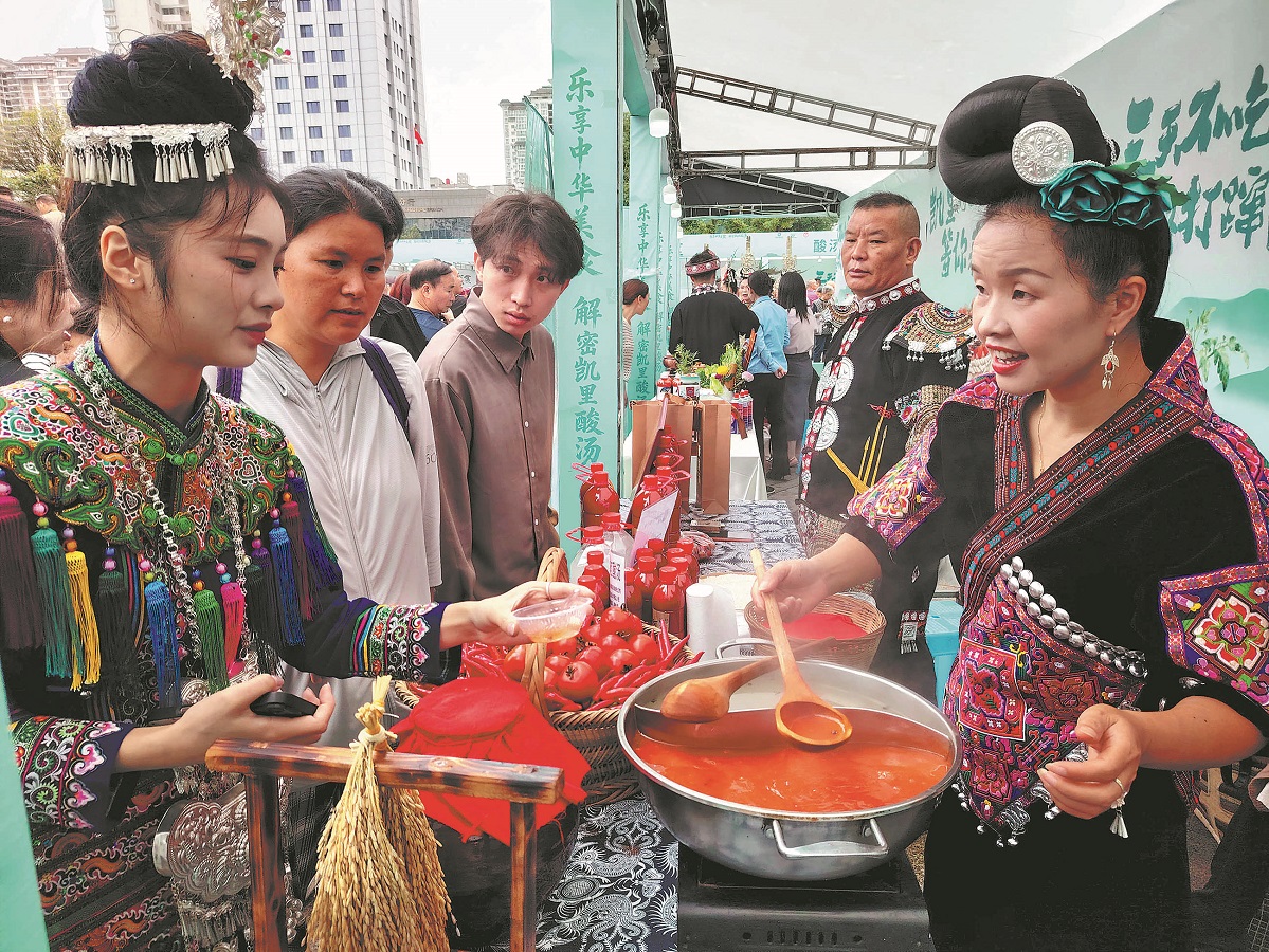 Visitantes prueban la sopa agria en una conferencia de desarrollo de la industria de la sopa agria en Kaili, Qiandongnan, 18 de octubre del 2026. (Foto: Ning Jian/ China Daily)