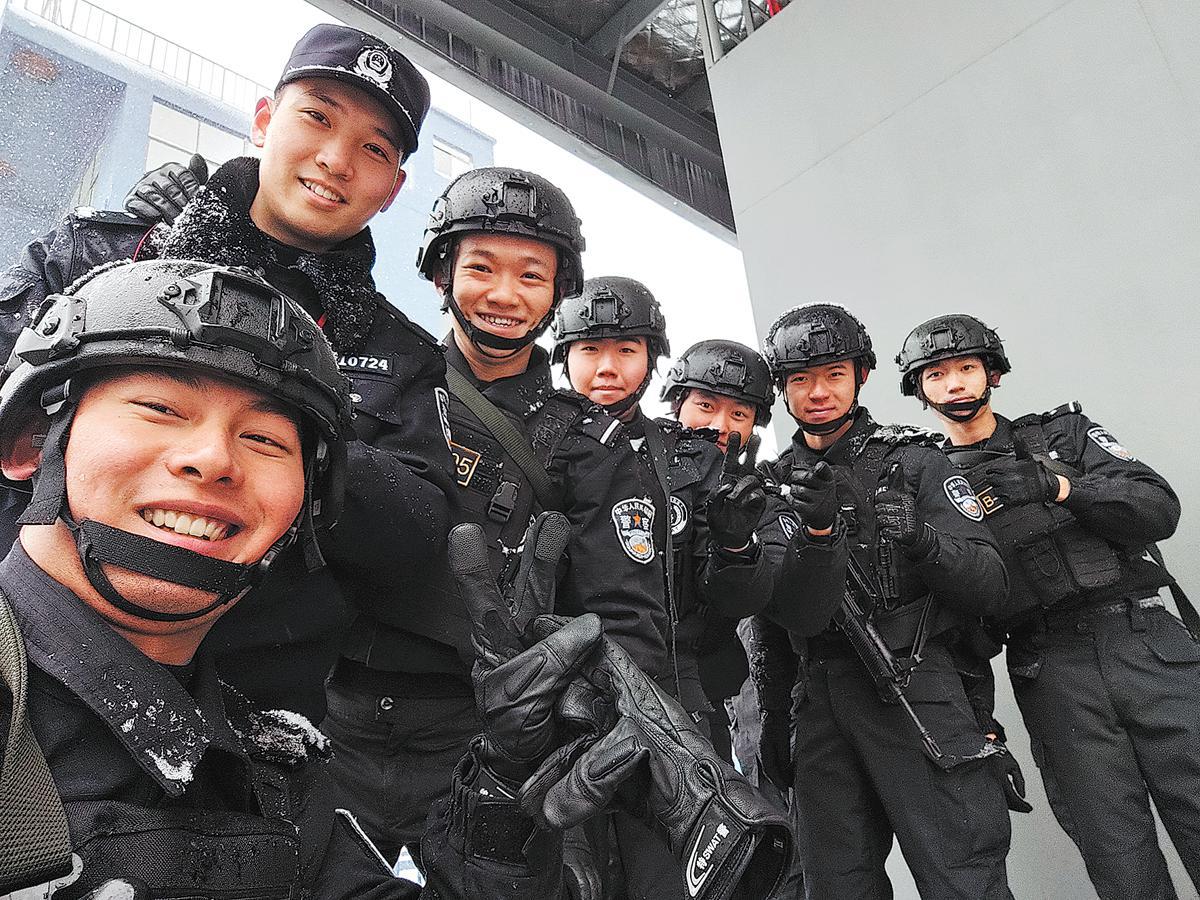 Xie (tercero a la izquierda) posa con sus compañeros oficiales mientras se entrena como miembro de una unidad especial de la policía de la Oficina de Seguridad Pública de Nanjing. [Foto: proporcionada]