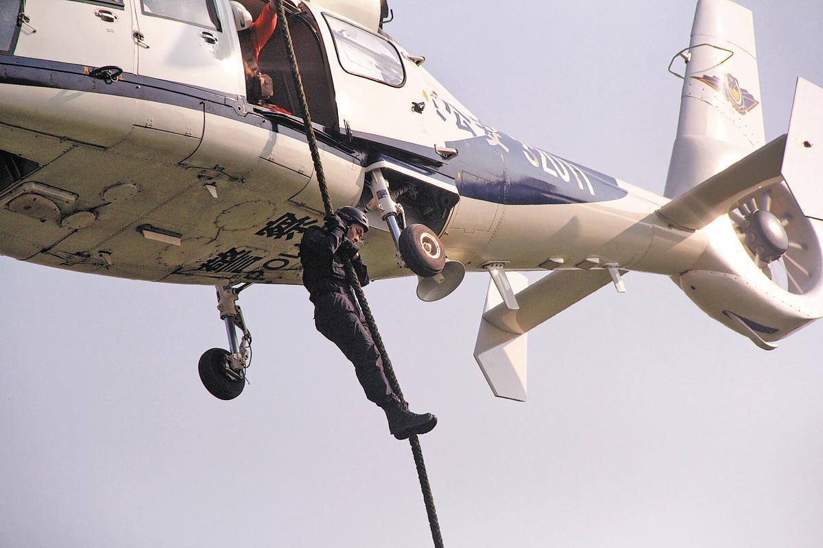 Xie se entrena como oficial de la brigada especial. [Foto: proporcionada]