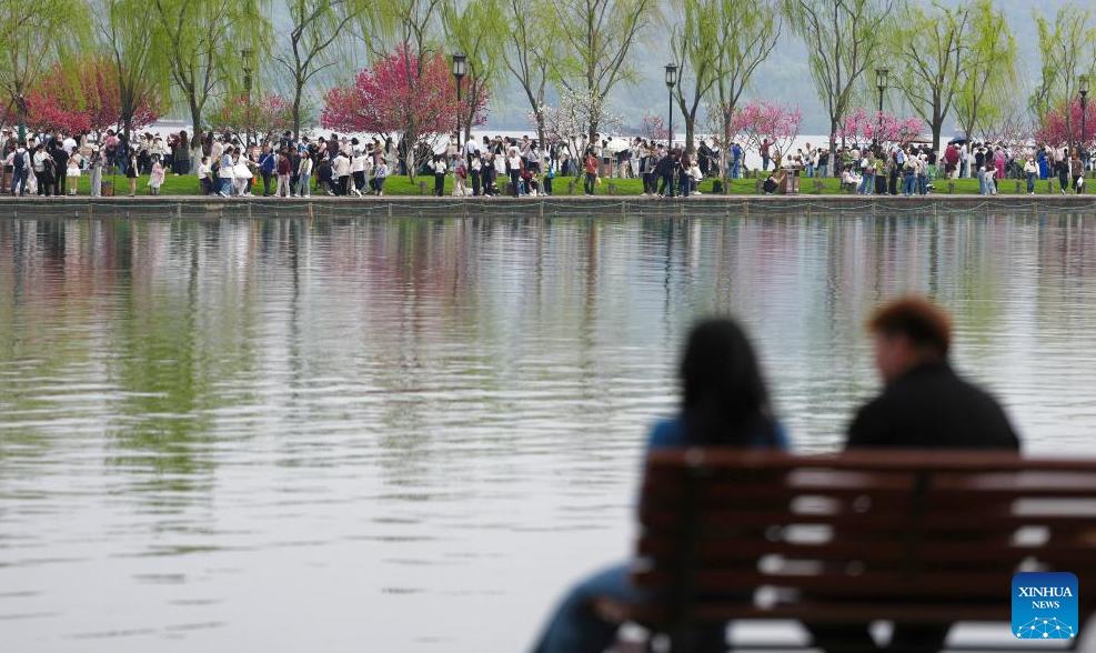 Colores primaverales de Lago Oeste en Hangzhou atraen a multitudes de visitantes