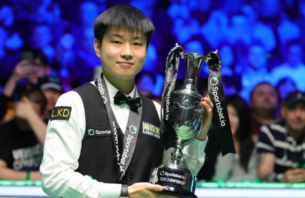 Jugador chino Zhao Xintong hace en el snooker mundial