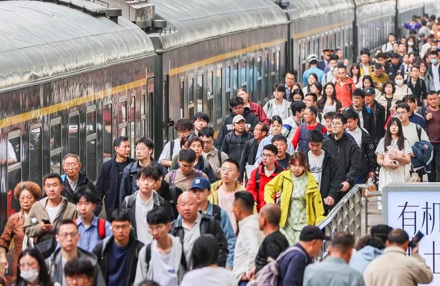 China registra aumento de 5,6% en viajes interregionales durante vacaciones por Festival Qingming