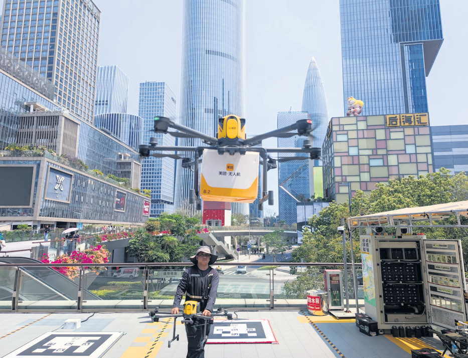 Un dron ayuda a entregar un paquete en Shenzhen, provincia de Guangdong. (Foto: China Daily)