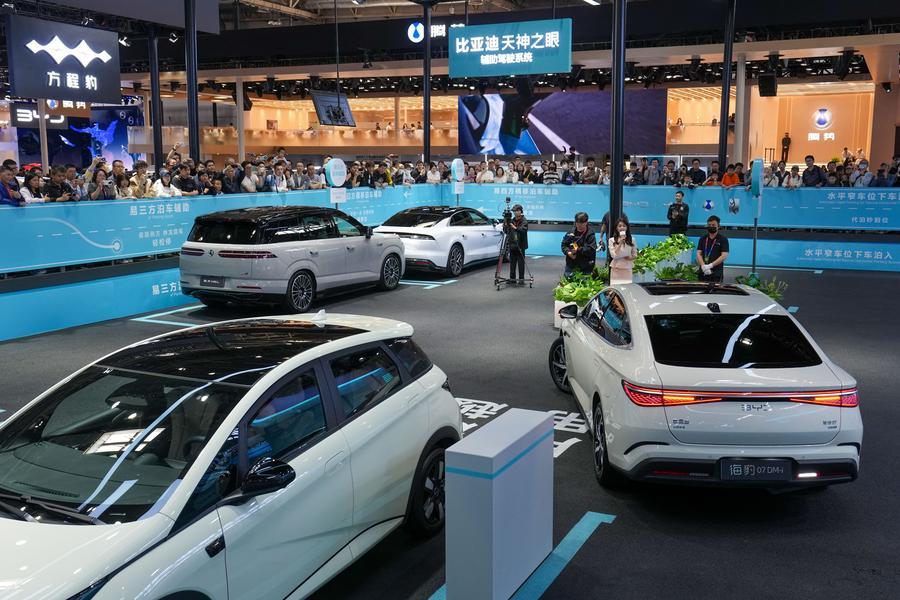 Visitantes observan la demostración del sistema de aparcamiento autónomo de BYD durante la Exposición Internacional Automotriz de Beijing 2026, en Beijing, capital de China, el 26 de abril de 2026. (Xinhua/Ju Huanzong)