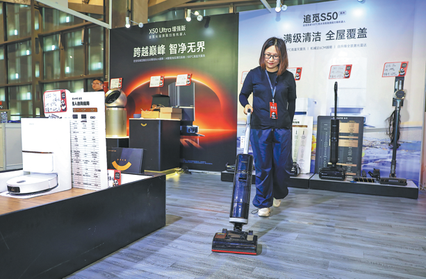 Visitante prueba la aspiradora de Dreame durante una exposición de electrodomésticos en Shanghai, 1ro de agosto del 2025. (Foto: Shi Jue/ China Daily)