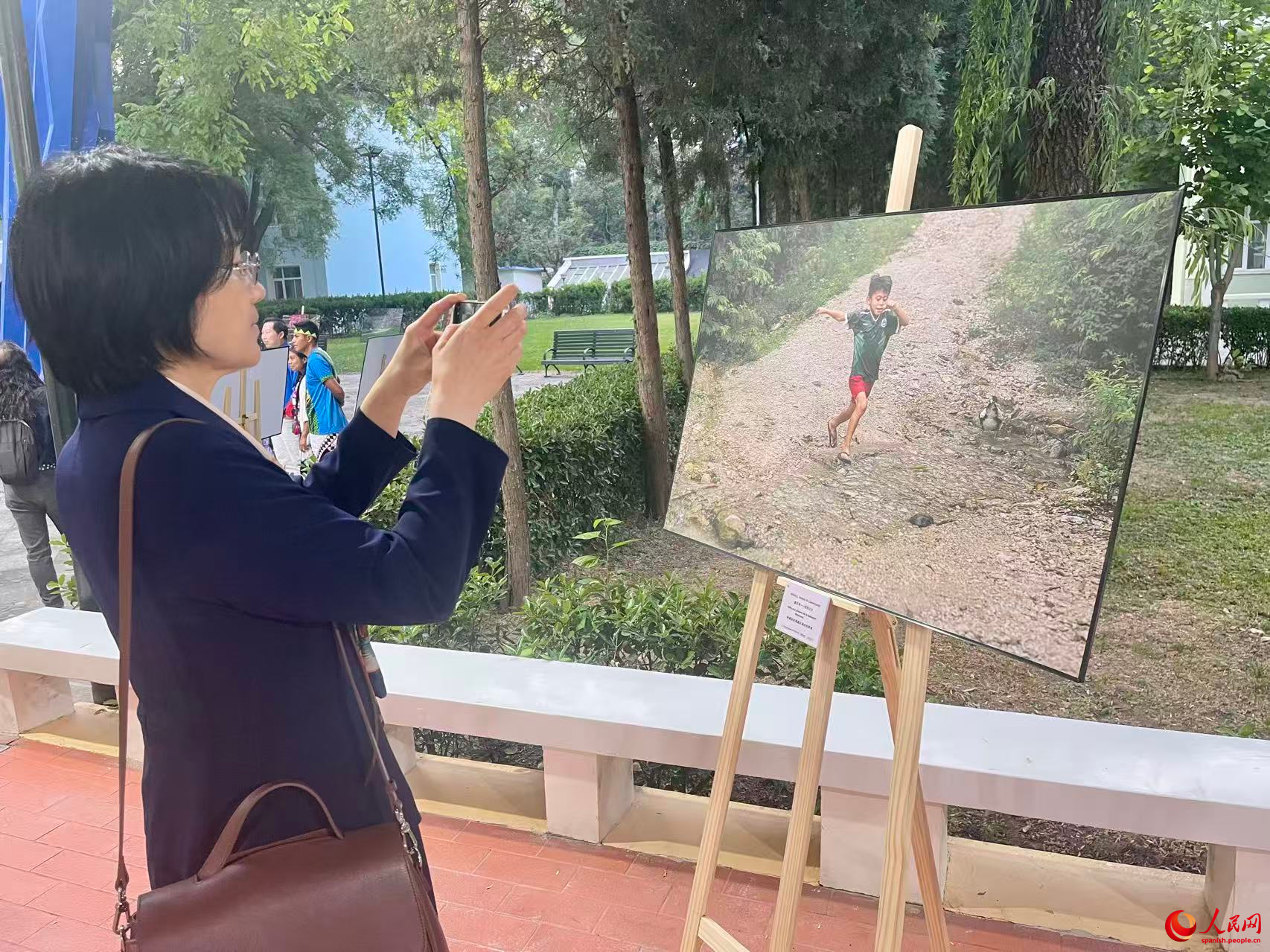Exposición “México, tierra de campeones” se exhibe en los espacios exteriores de la Embajada de México en China, Beijing, 15 de mayo del 2026. (Foto: YAC)