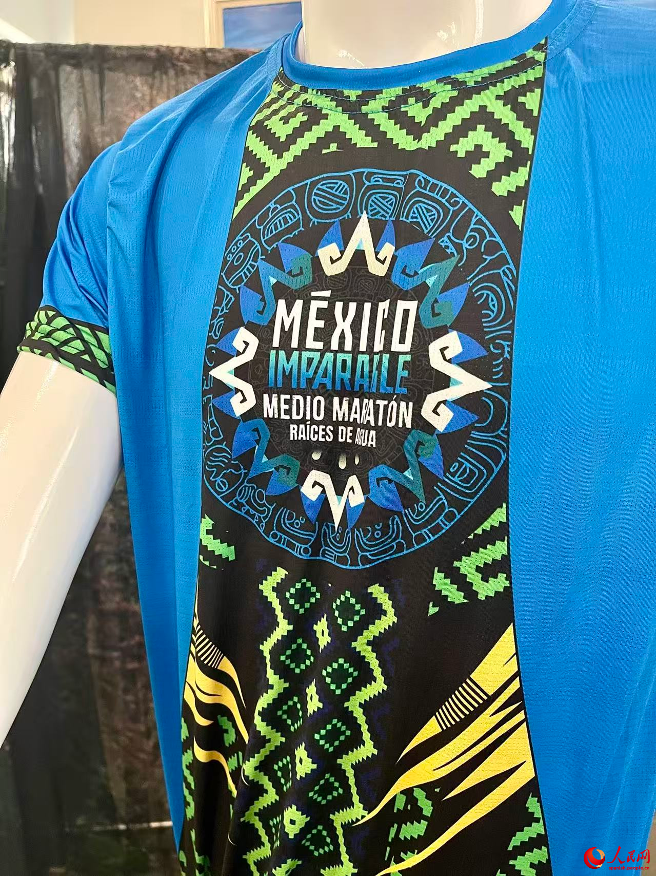 Pieza de la exposición “México, tierra de campeones” se exhibe en los espacios exteriores de la Embajada de México en China, Beijing, 15 de mayo del 2026. (Foto: YAC)