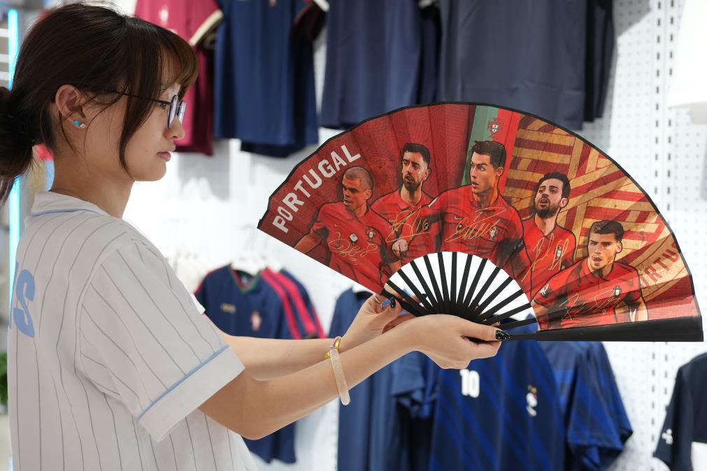 Gran demanda mundial de mercancía temática de la Copa Mundial impulsa la producción en Yiwu, China